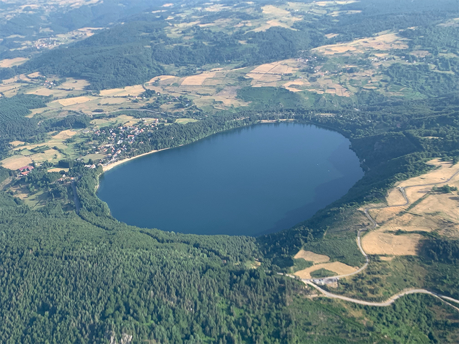 Le lac d'Issarlès, lac naturel de cratère